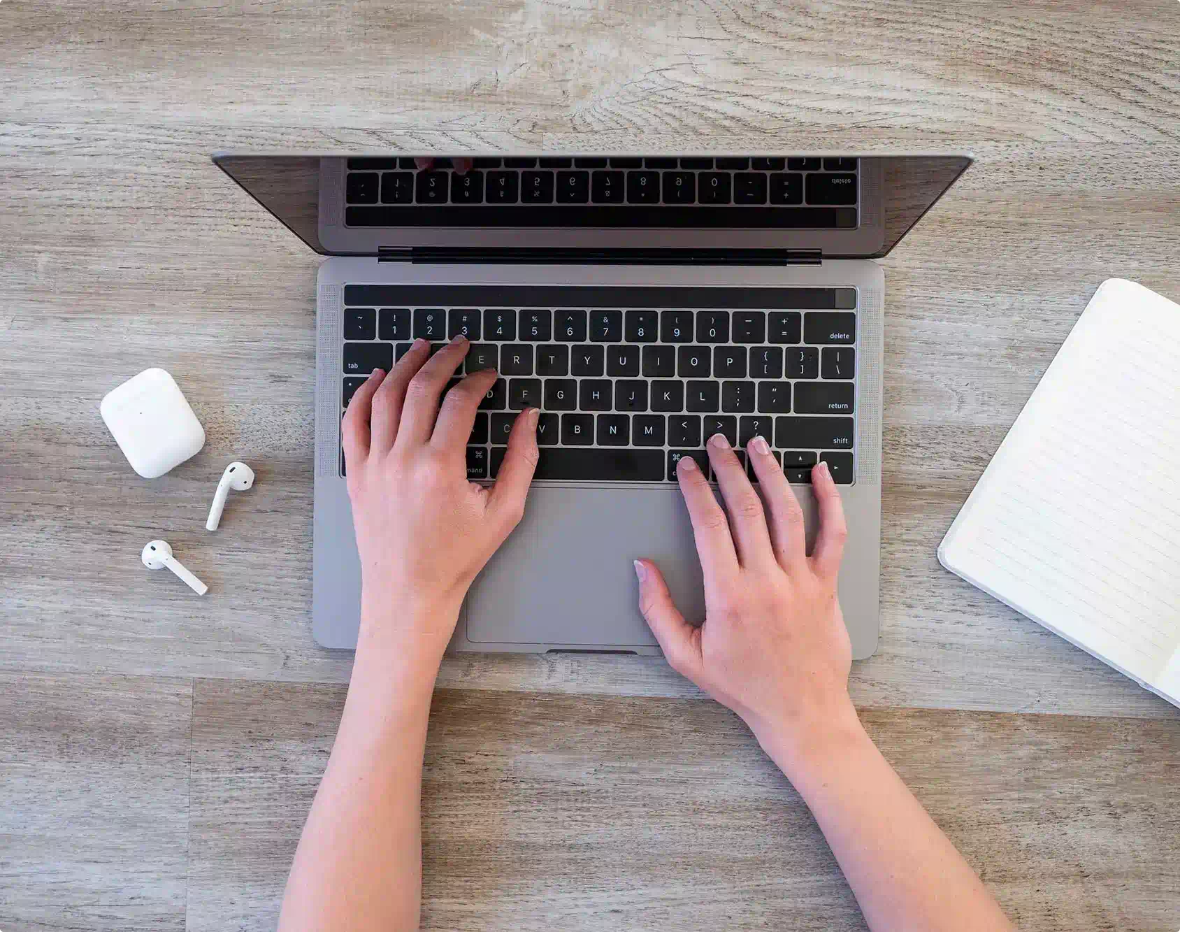 Handen typen op computer